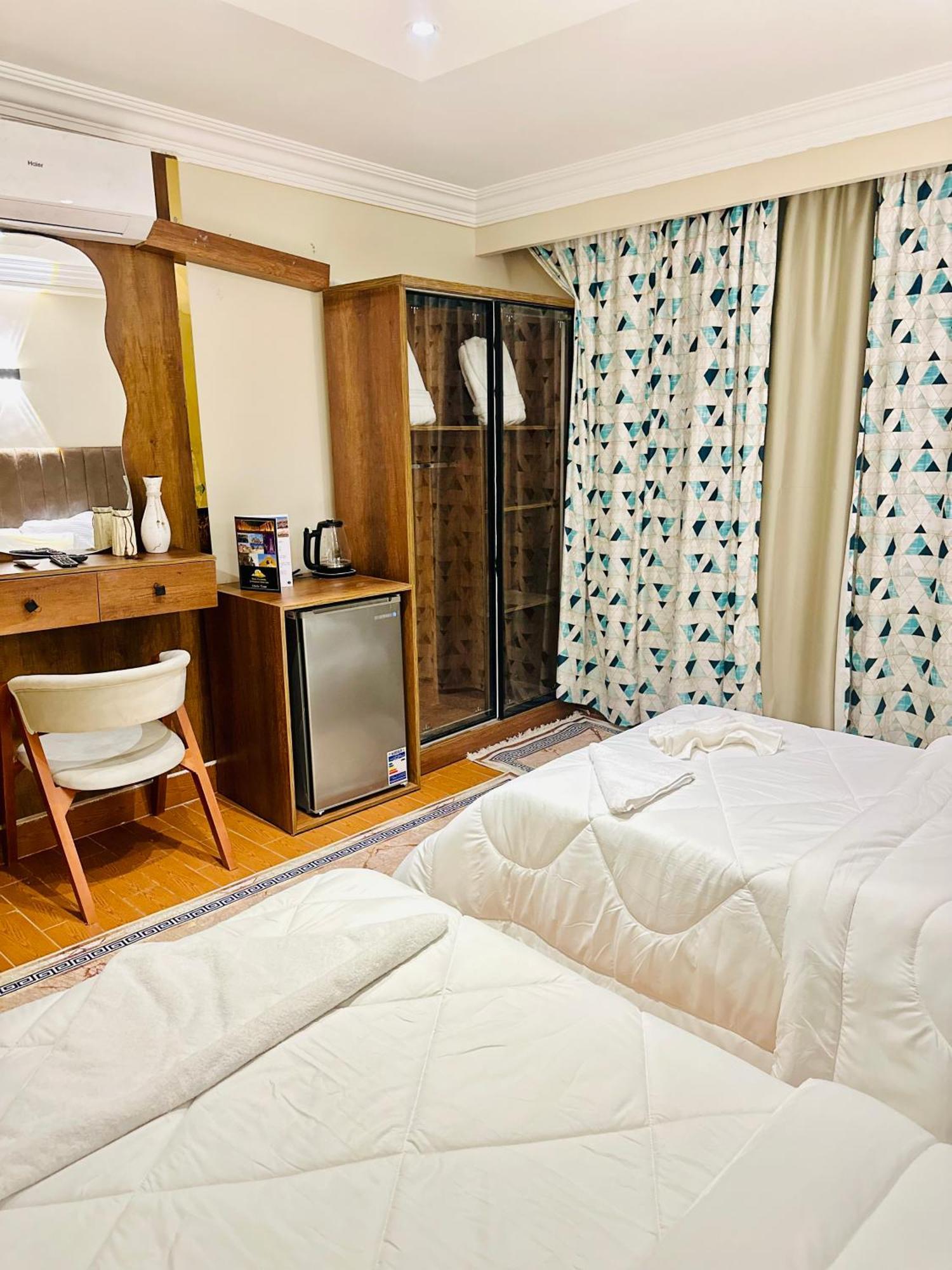 Plaza Pyramids & Museum View Bed & Breakfast *